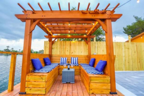 5 Star Pergola & Dine on Sun-Splashed Luxury Deck, Fort Lauderdale